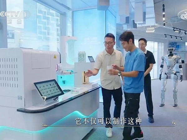 Back on CCTV! Sa Beining personally tests Anno AI latte art robot, recreating his 23-year-old photo for a “timeless photo op.”