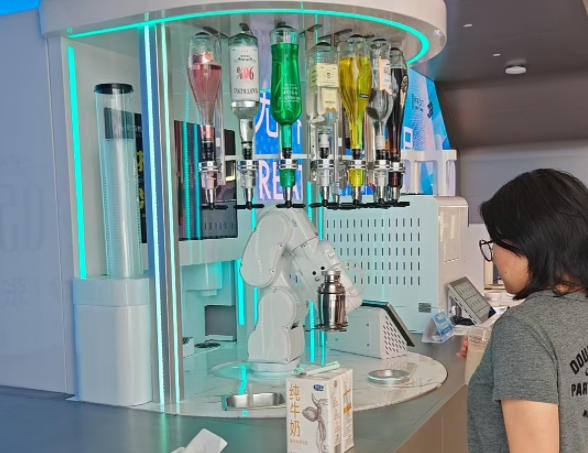 Anno AI Robotic Cocktail Dispenser Settles in Lujiazui
