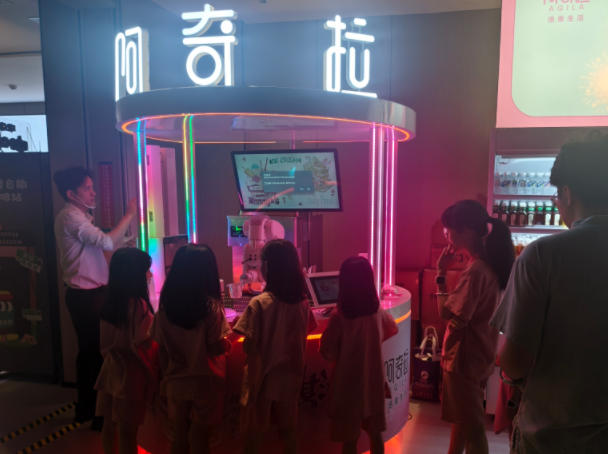 Anno AI Robot Self-Service Ice Cream Machine Settles in Nanshan Aqila Bath Center