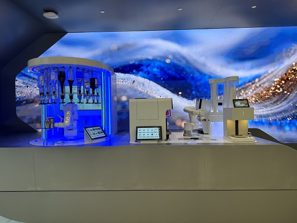 Anno AI robot bartender and latte  coffee printing bar settled in Shanghai Zhangjiang AI Innovation Town