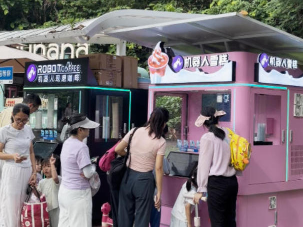 Anno AI robotic coffee and ice cream machines have settled in Bao‘an Park.