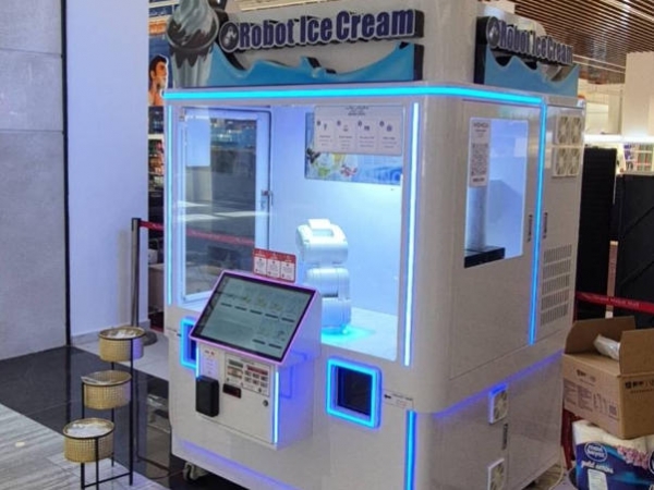 Anno AI Robot Enclosed Ice Cream Machine Settles in Shopping Malls in Iraq