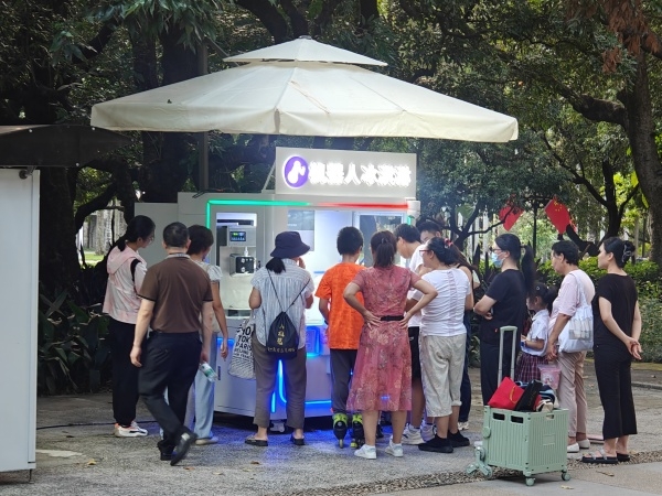 东莞福田荔枝公园已投放益达注册机器人封闭式冰淇淋亭