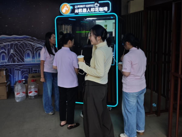 益达注册 AI 印花咖啡机登陆龙游石窟，解锁石窟文旅新体验